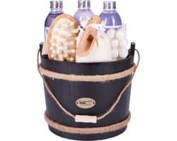 BRUBAKER Cosmetics Wellness Badset - Cadeautip vrouw - Lavendel - 9-delige Cadeauset met Verzorgings- en Massagebenodigdheden in Decoratieve Houten Emmer - Cadeau - Moederdag Cadeautje