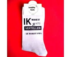Je wordt OMA - Verrassing - Feest - Zwanger - Baby op komst - Sokken met tekst - Witte sokken - Cadeau voor vrouw en man - Zwangerschaps Kado - Sokken - LuckyDay Socks - Maat 37-44