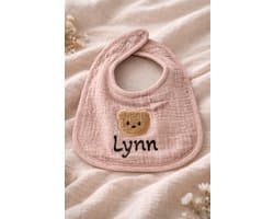 Gepersonaliseerde baby slab met naam – slabbetje met beer – bedrukte slab – beer – vier kleuren - newborn & baby – Donsje stijl - slabbertje jongen meisje