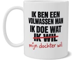 Mok Ik Ben Een Volwassen Man Ik Doe Wat Mijn Dochter Wil Grappige Vaderdag Beker met Doorgestreepte Tekst Dubbelzijdige Koffiemok voor Papa Humor Cadeau voor Vader van Dochter voor Verjaardag en Kantoor